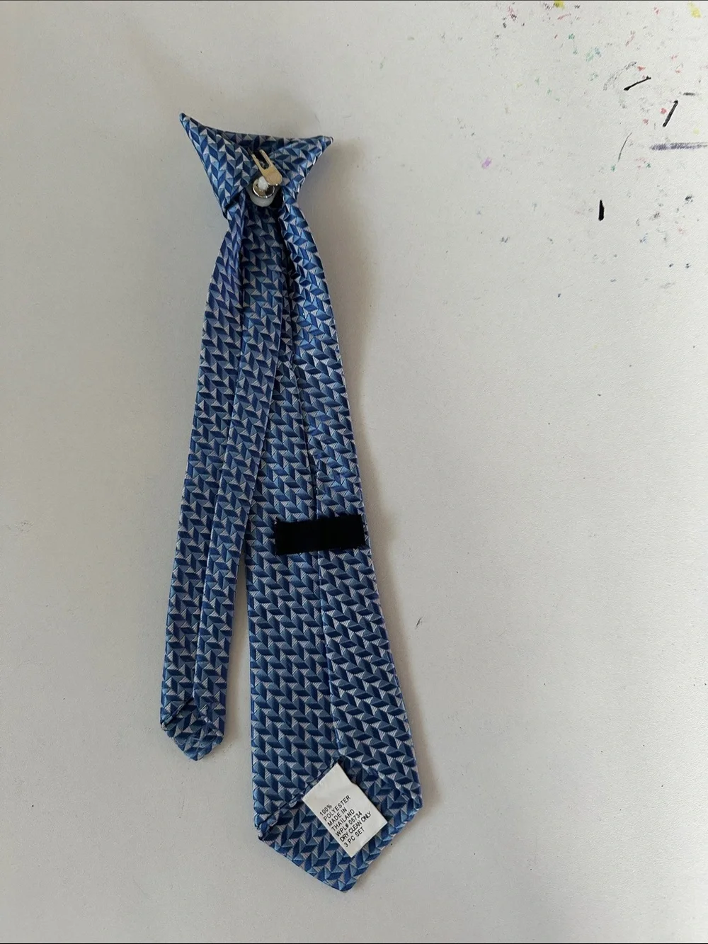 Kids tie with a clip